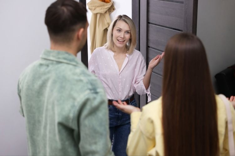 comunidad de vecinos debatiendo sobre la normativa ITC ascensores